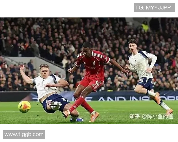 英超激战：热刺与利物浦1比1平局乌龙球成比赛转折点解析