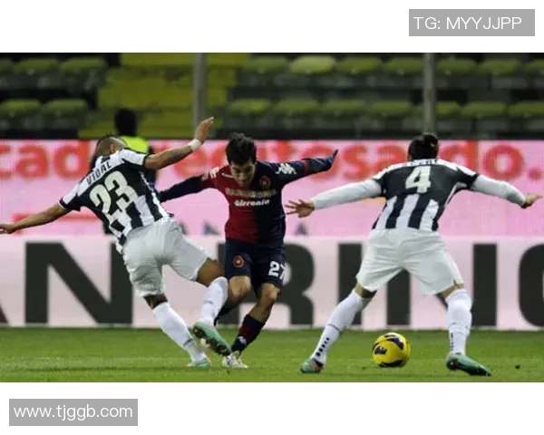 意甲激战:里昂逆转多特蒙德引发争议判罚全场沸腾 意甲激战:里昂逆转多特蒙德引发争议判罚全场沸腾