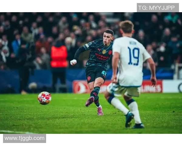 英超激战：多特蒙德与曼城战成平局红牌事件引发全场热议