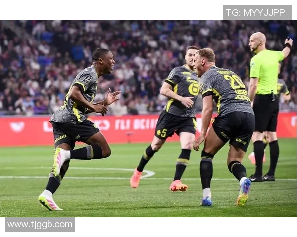 欧联杯精彩对决里昂逆转曼城上演5-1大胜引爆全场激情